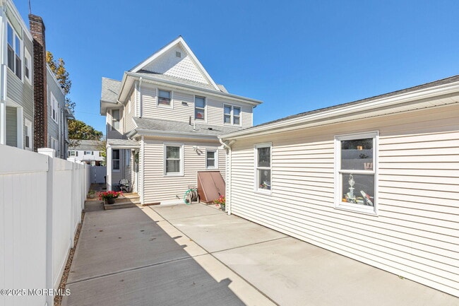 Building Photo - 353 Main St