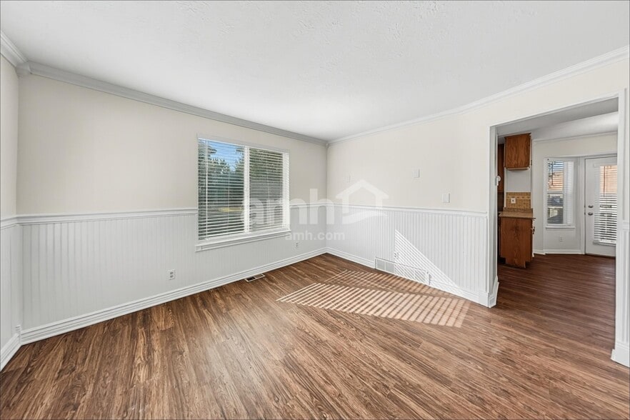 Building Photo - 860 Country Club Dr