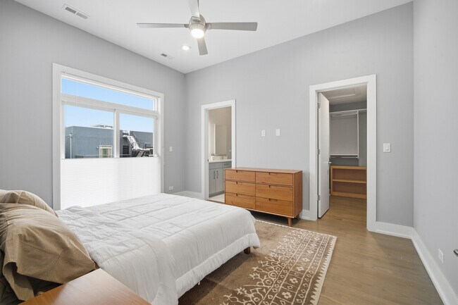 Building Photo - 725 W 17th St