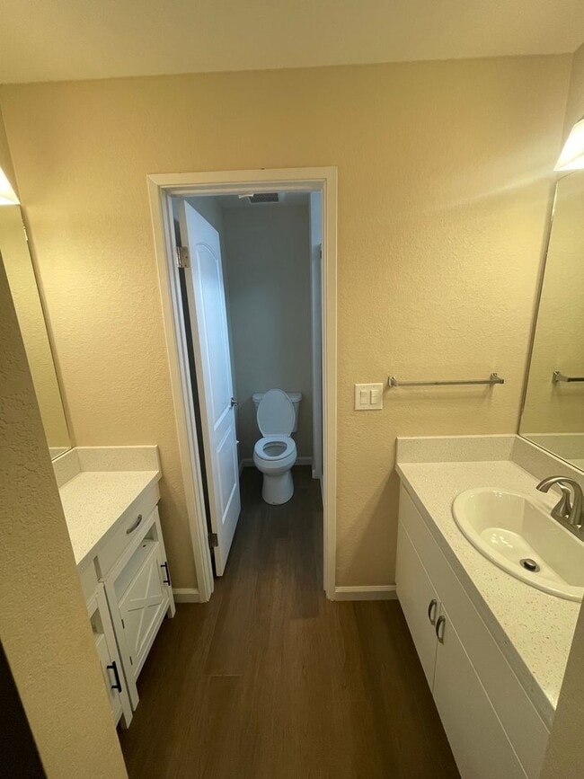 Building Photo - $3190 -- Beautifully Remodeled Townhome in...