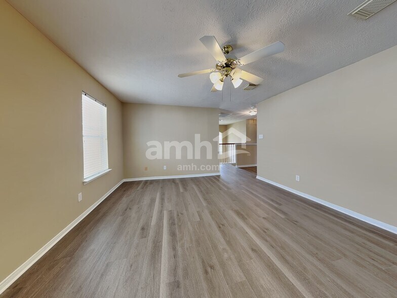 Building Photo - 11911 Lakewood Hills Dr