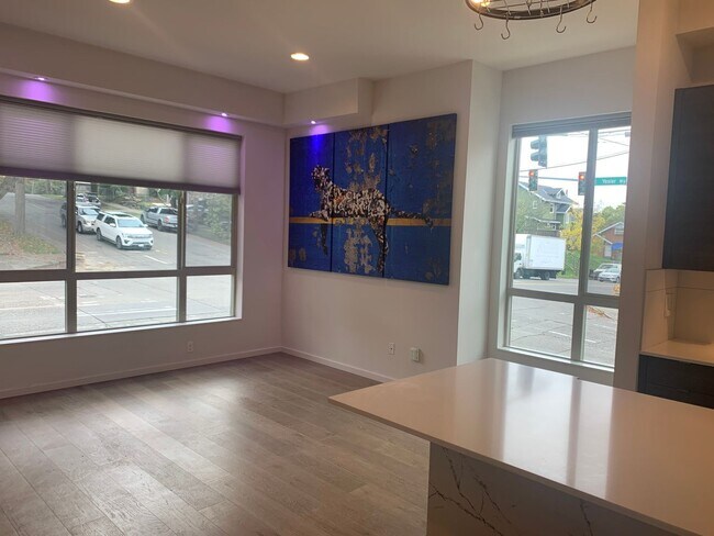 Building Photo - High End Madison Valley Row House !