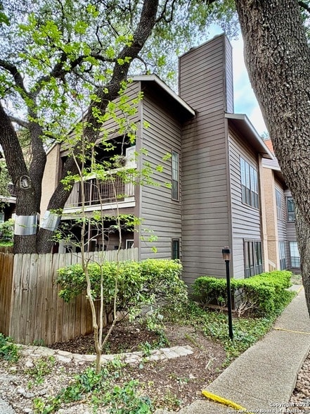Building Photo - 8633 Datapoint Dr