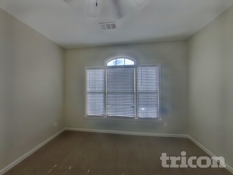 Building Photo - 275 Lawrence Pl