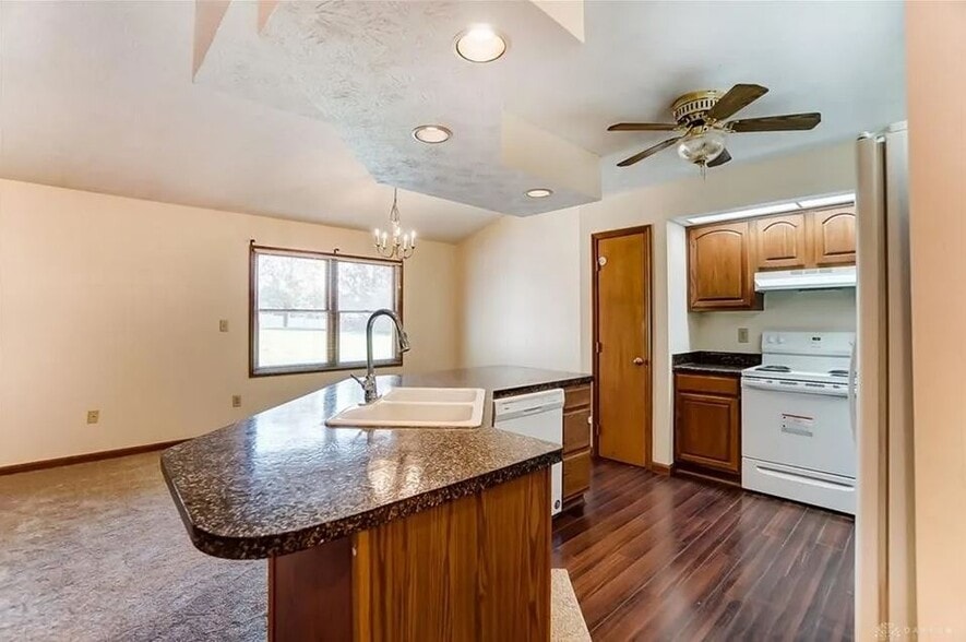 Kitchen - 451 S Wolf Creek Pike