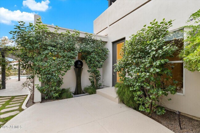 Building Photo - 7613 E Vía Del Reposo