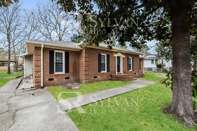 Building Photo - Charming 3BR 2BA Brick Ranch