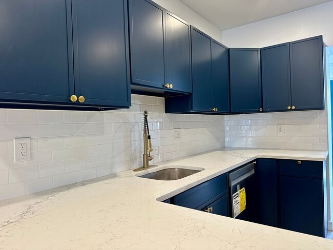 Building Photo - Fully renovated, bright, and spacious 3-bedroom, 1.5-bath home in an amazing location.