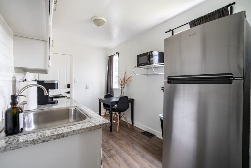 Building Photo - 605 Dennison Ave