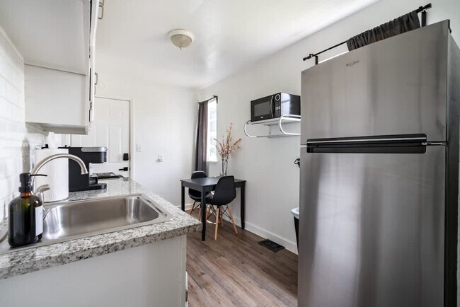 Building Photo - 605 Dennison Ave