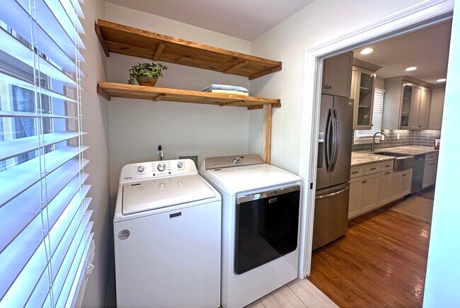 Building Photo - 3815 Montclair Dr