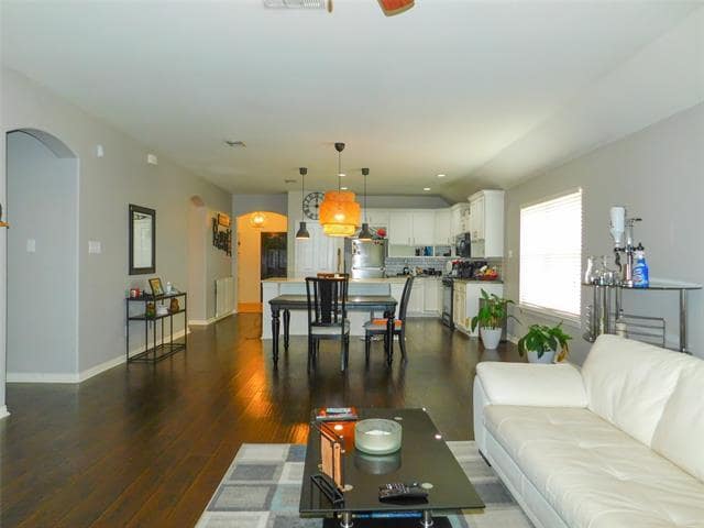 Building Photo - 2020 Jasmine Valley Drive