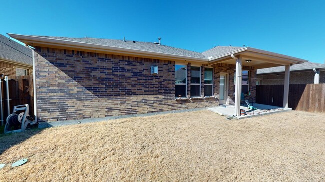 Building Photo - Beautiful Fort Worth home with backyard & ...