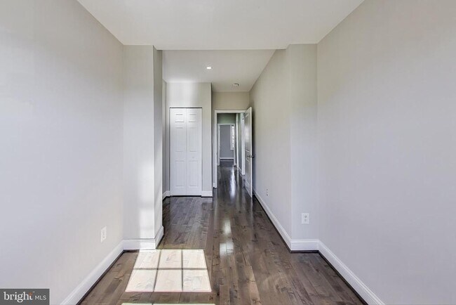 Building Photo - 317 Todd Pl NE