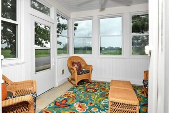 Building Photo - Furnished 3-bedroon townhouse end-unit for...