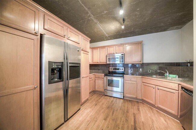 Building Photo - 1005 S Shepherd Dr