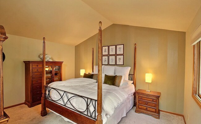 Building Photo - Spacious 4-Bedroom Home with Huge Fenced Y...