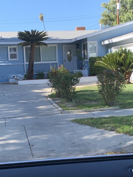 Ample driveway- accommodates 4+ cars. - 6629 Melba Ave