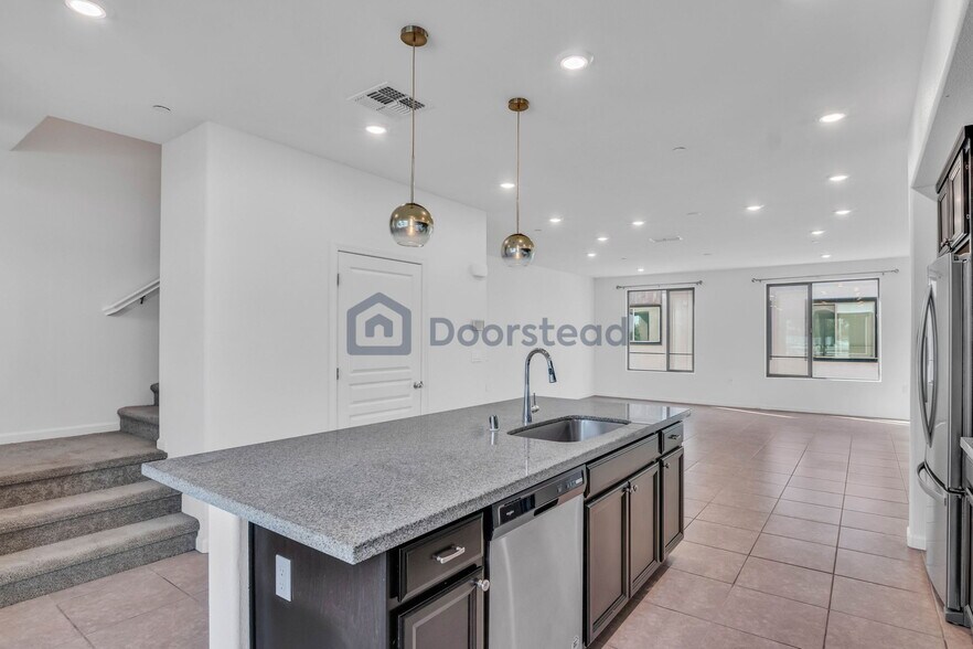 Building Photo - 25443 Parklane Dr