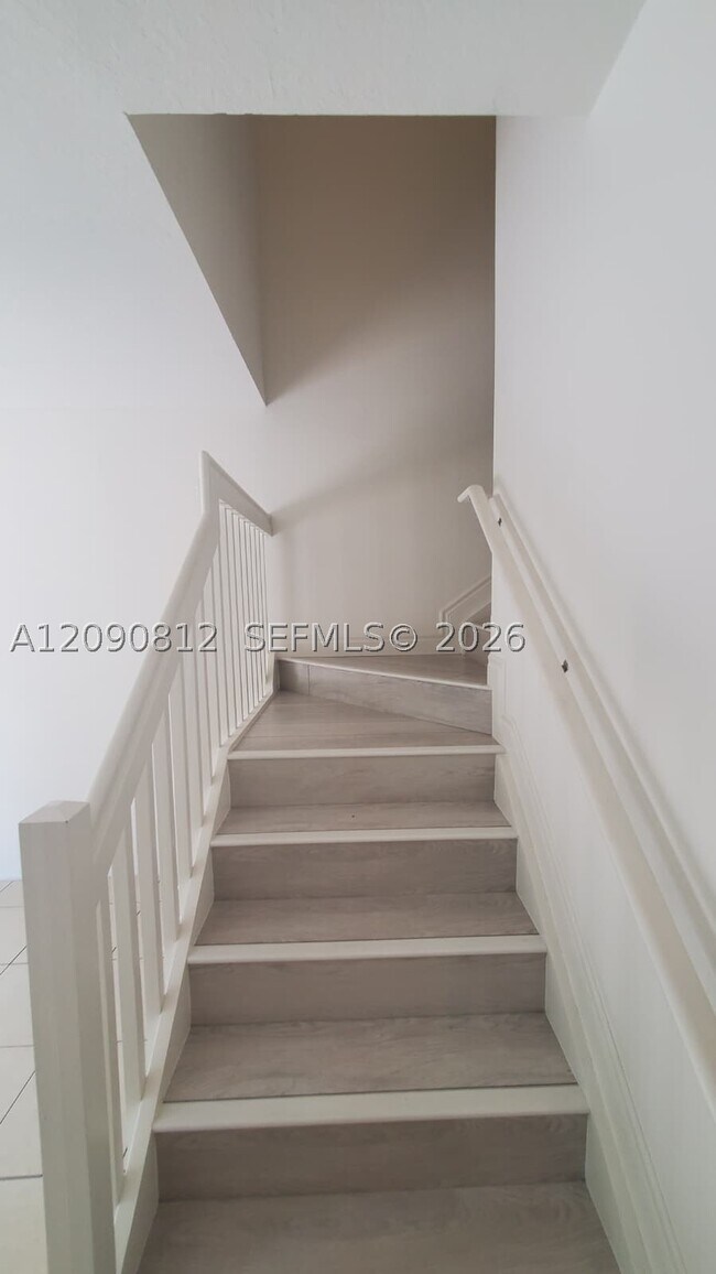Building Photo - 652 NE 191st St