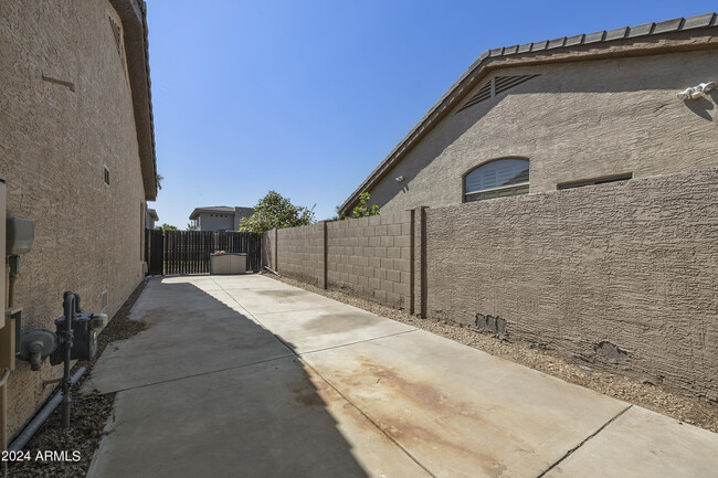 Building Photo - 6901 E Paradise Ln