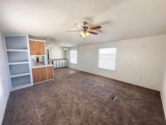 Building Photo - 3 Bed 2 Bath Sitting on 2 Acres