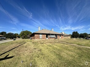 Building Photo - Cozy 2 bed/2bath duplex nestled in Moore E...