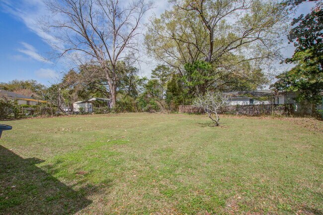 Building Photo - 1908 Swift Ave