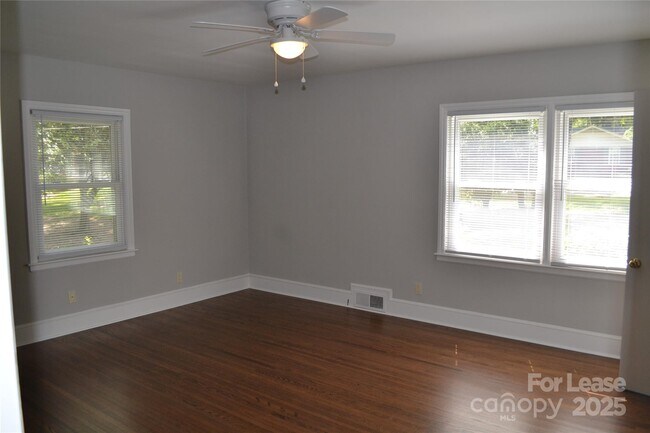 Building Photo - 3313 Woodwardia Dr