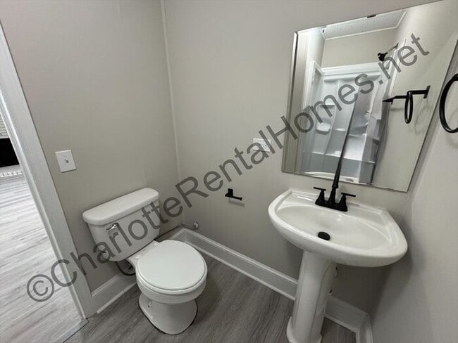 Building Photo - Fully updated 3 bedroom, 2.5 bath home in Monroe!