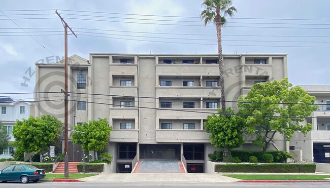 Building Photo - 4651 Cahuenga Blvd