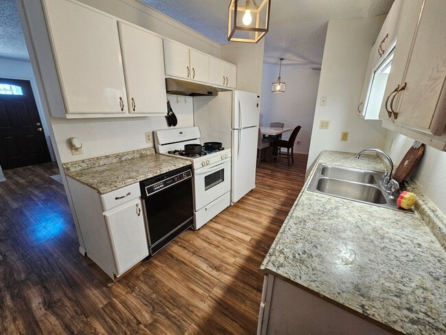 Building Photo - 3 Bedroom/2 Bath Home with a 2-Car Garage