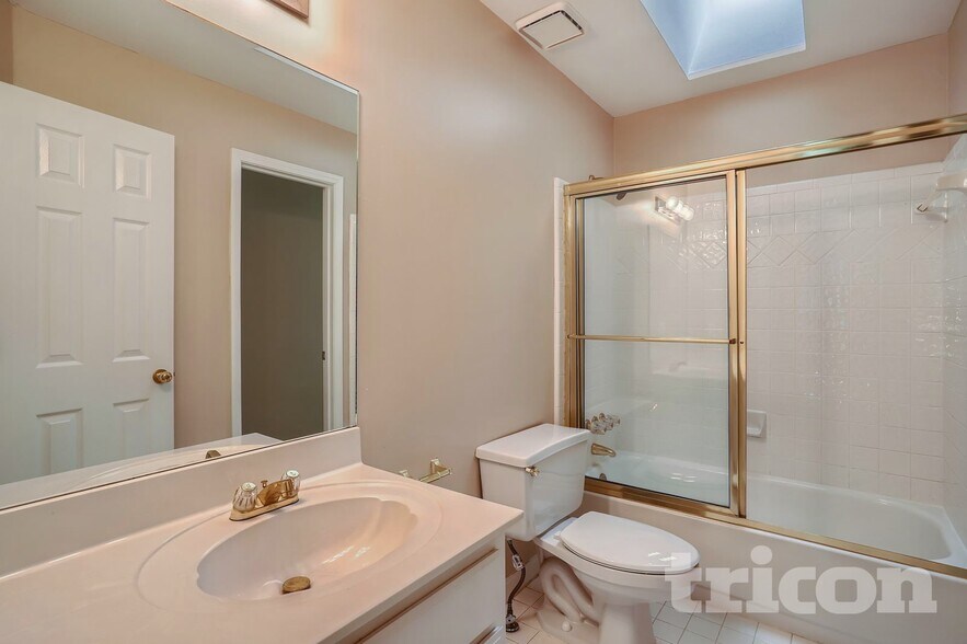 Building Photo - 2207 Lullwater Dr