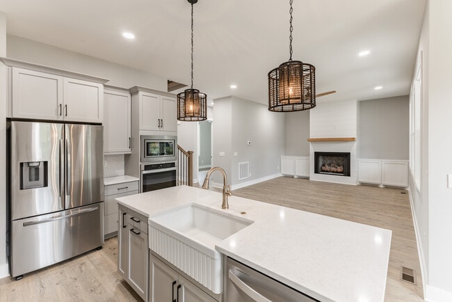 Building Photo - 592 River Watch Way