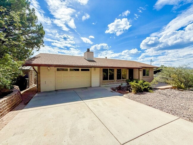 Primary Photo - 4 bedroom home minutes from downtown Presc...