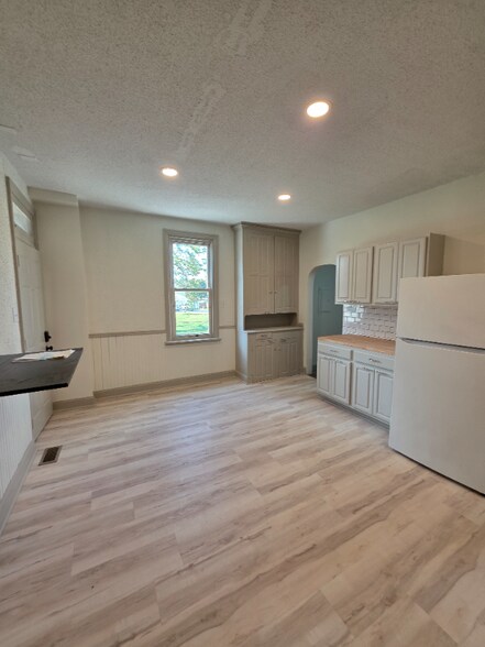 Building Photo - 474 2nd St