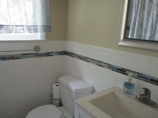 Building Photo - 1006 De La Vista Pl