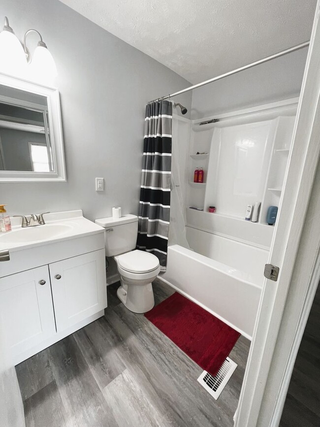 Building Photo - 3 Bedroom 2 Bathroom- Pets Considered