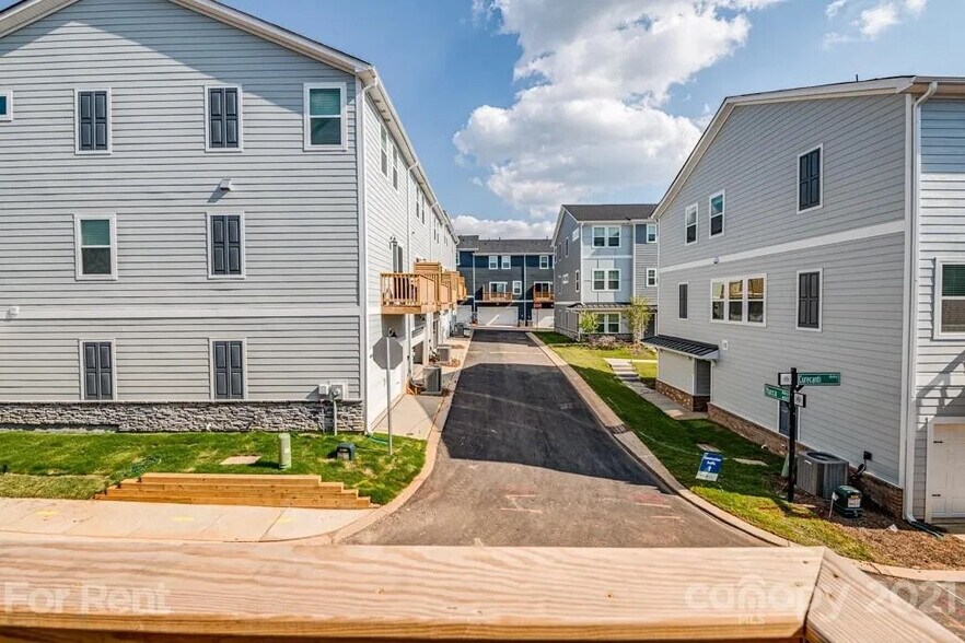 Building Photo - Room in Townhome on Tears Ln
