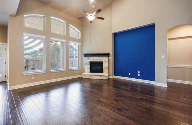 Building Photo - 213 Simmons Dr