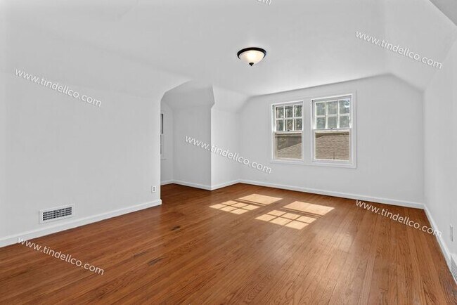 Building Photo - Three Bedroom Cape Cod with Yard in Highly...