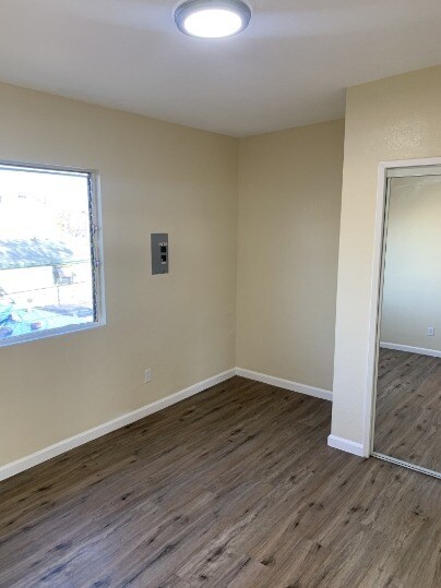 Building Photo - CHARMING 2-BEDROOM APARTMENT WITH NEW LAMI...