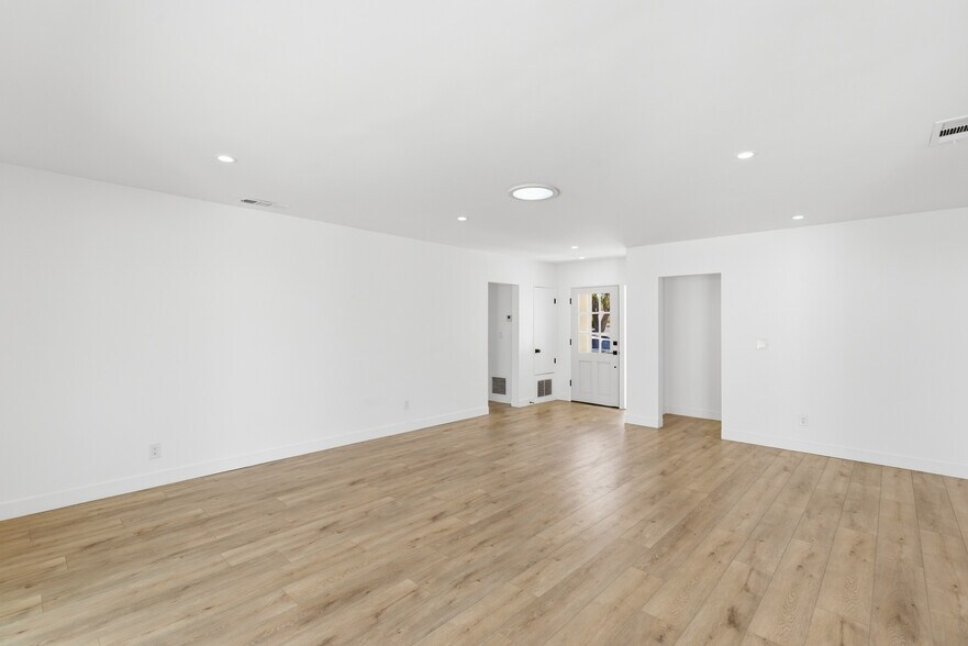 Building Photo - 16257 Los Alimos St