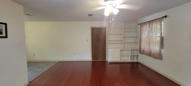 Building Photo - 3/2 Home in Vastavia Subdivision