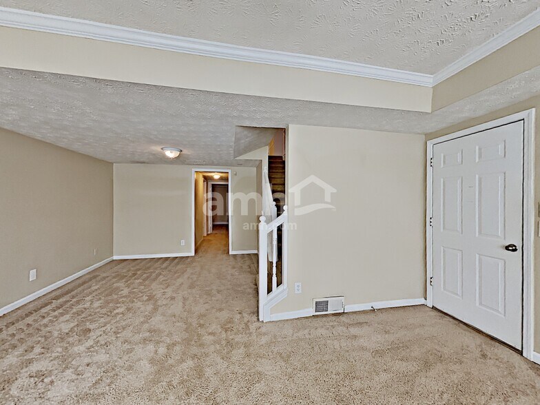 Building Photo - 2044 Lakeland Dr