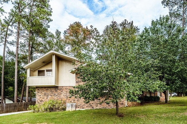 Building Photo - 422 River Oaks Dr