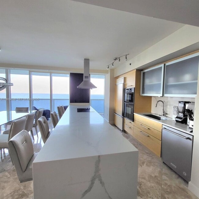 Building Photo - 1830 S Ocean Dr