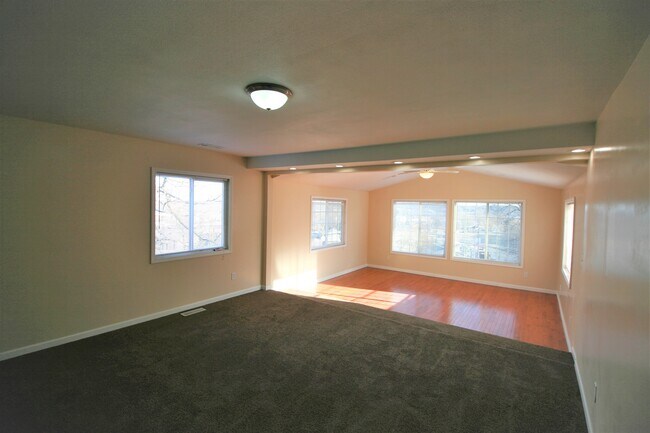 Building Photo - 920 Devils Glen Rd