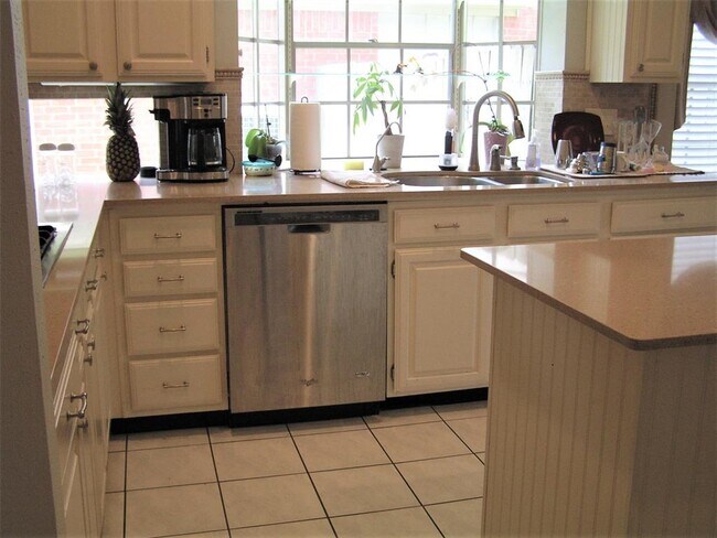 Building Photo - 1111 Valley Acres Rd