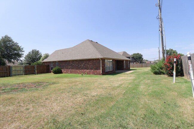 Building Photo - Spacious 4 bedroom 3 bathroom home In Sand Springs